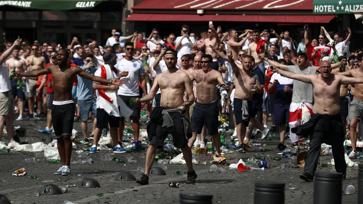 Angielscy kibice rzucają butelkami przed meczem z Rosją podczas EURO 2016, Marsylia, 11 czerwca 2016 r.