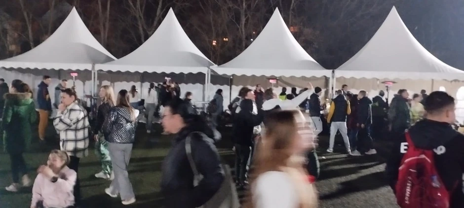 Studenti u Inđiji provode noć