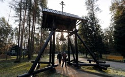 Proputinowscy aktywiści nie wpuścili przedstawicieli Polonii na teren cmentarza ofiar stalinowskich pod Petersburgiem