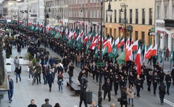 ONR maszerował w Warszawie. Pojawili się Obywatele RP, interweniowała policja. 'Wstydźcie się!', 'Kogo bronicie?' [ZDJĘCIA]