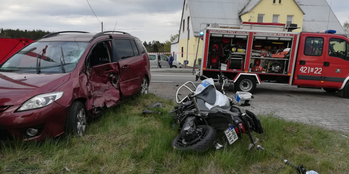 Policjant nie miał szans... Jadąc na sygnale uderzył w bok tego samochodu. 