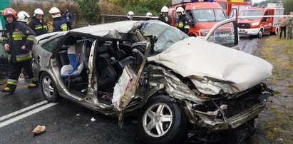 Tragedia w Wielkopolsce. Opel uderzył w autobus