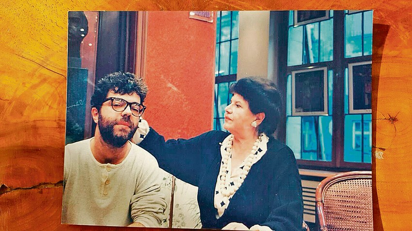 Jagoš Marković i Mira Stupica u Ateljeu 212, prilikom jednog gostovanja njegove kultne predstave “Kate Kapuralica” u drugoj polovini 90-ih godina prošlog veka. 
Mira je ovu sliku zvala “Sine moj...”