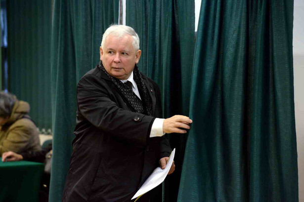 Prezes PiS Jarosław Kaczyński podczas głosowania w obwodowej komisji wyborczej w Szkole Głównej Służby Pożarniczej w Warszawie, 25 bm. PAP/Jacek Turczyk