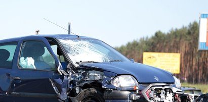 Makabryczny wypadek! Motor uderzył w renault!