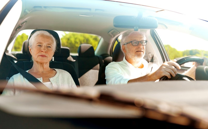 Senior w samochodzie