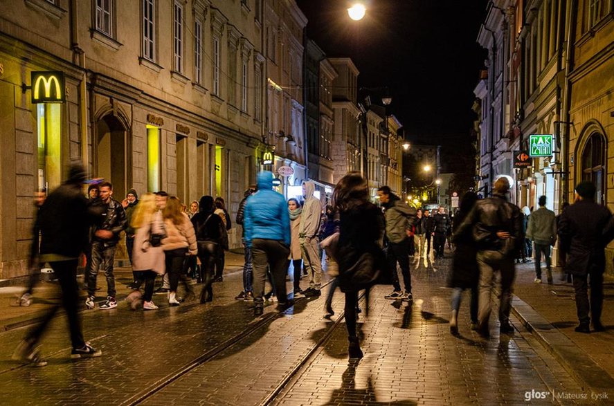 Wieczorami uliczny ruch na Szewskiej nie ustaje