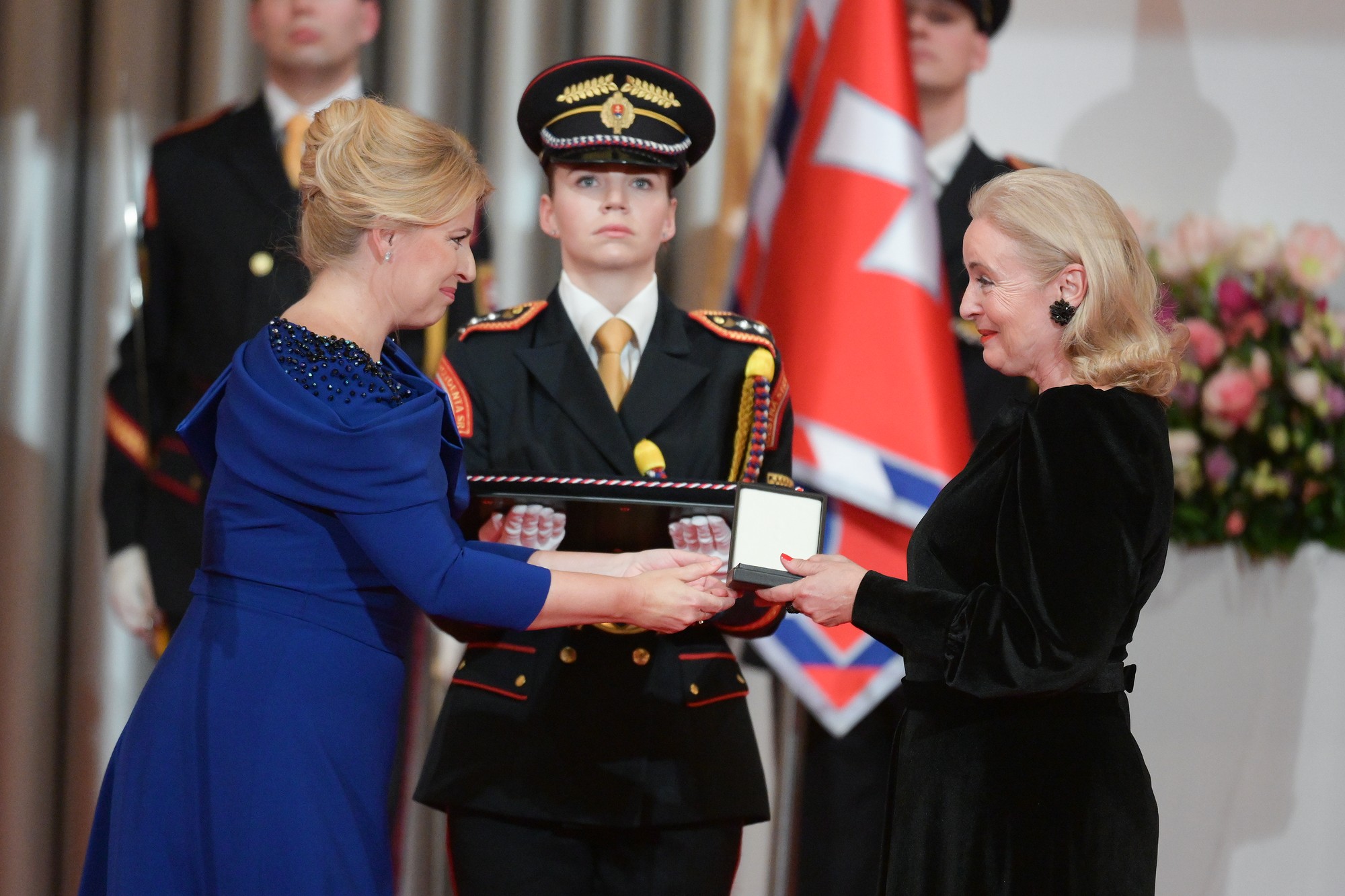 Prezidentka SR Zuzana Čaputová a vpravo herečka Eva Pavlíková si preberá Pribinov kríž II. triedy za mimoriadne zásluhy o kultúrny rozvoj Slovenskej republiky počas udeľovania štátnych vyznamenaní osobnostiam z rôznych oblastí spoločenského života pri príležitosti 31. výročia vzniku Slovenskej republiky v priestoroch Slovenskej filharmónie 14. januára 2024 v Bratislave.