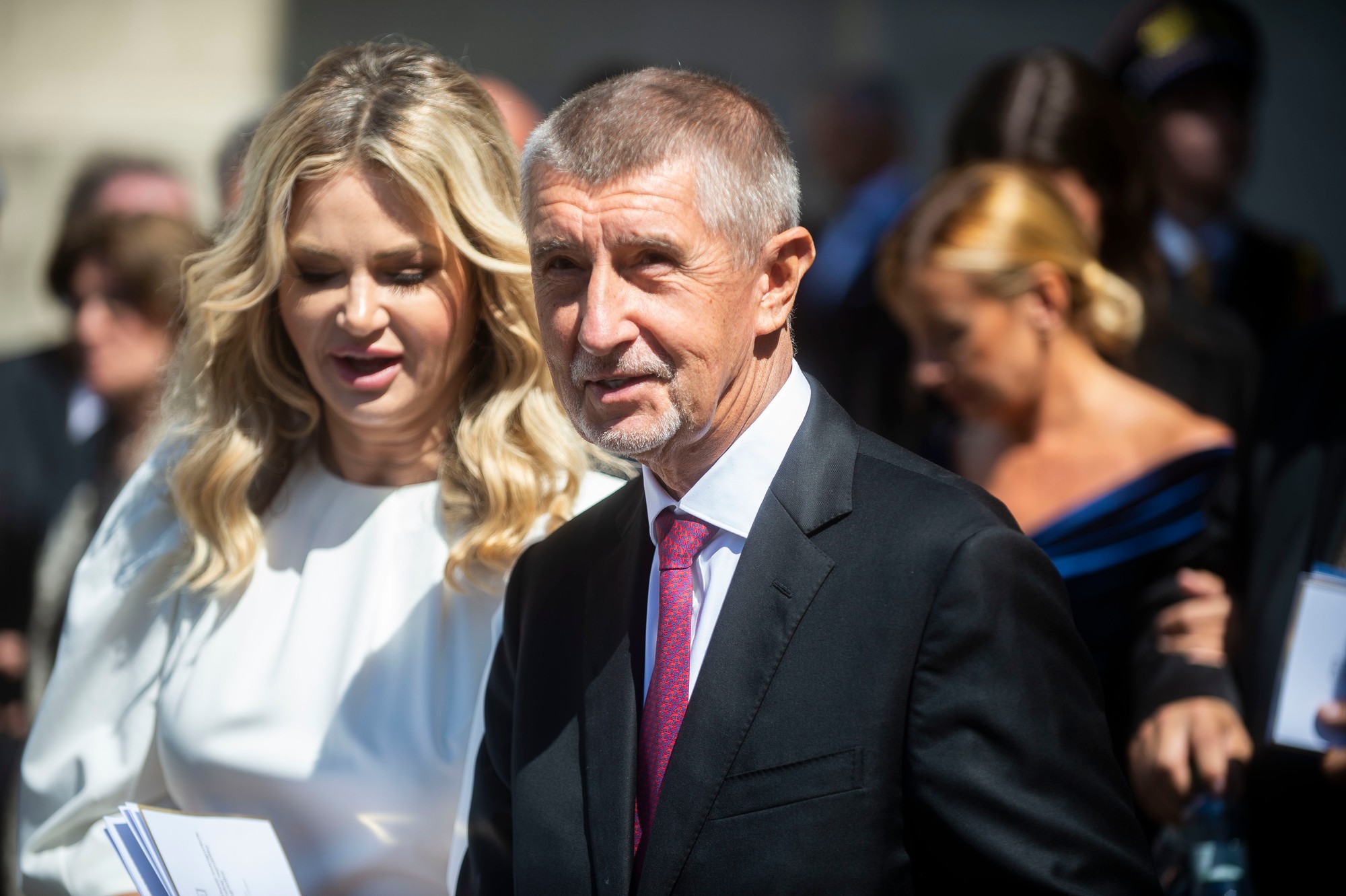 Bývalý český premiér Andrej Babiš a jeho manželka Monika odchádzajú z Dómu svätého Martina po slávnostnej bohoslužbe.