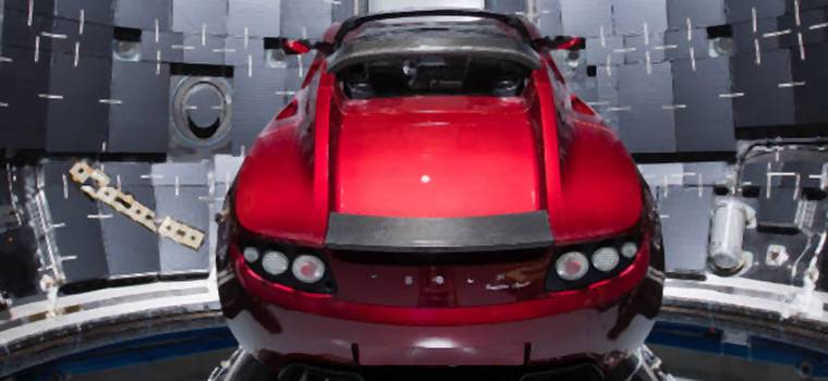 Elon Musk pokazuje Teslę Roadster, którą SpaceX wystrzeli w kierunku Marsa