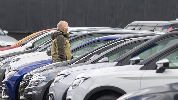 Komisja odpuści w sprawie elektryków? Na razie branża motoryzacyjna w UE wpada w coraz większe kłopoty