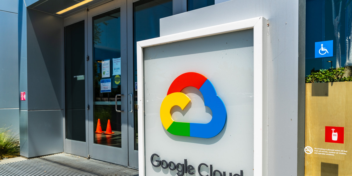 Google Cloud to platforma oferująca możliwość opracowywania, testowania i wdrażania nowoczesnych rozwiązań za pomocą narzędzi umieszczonych w chmurze.
