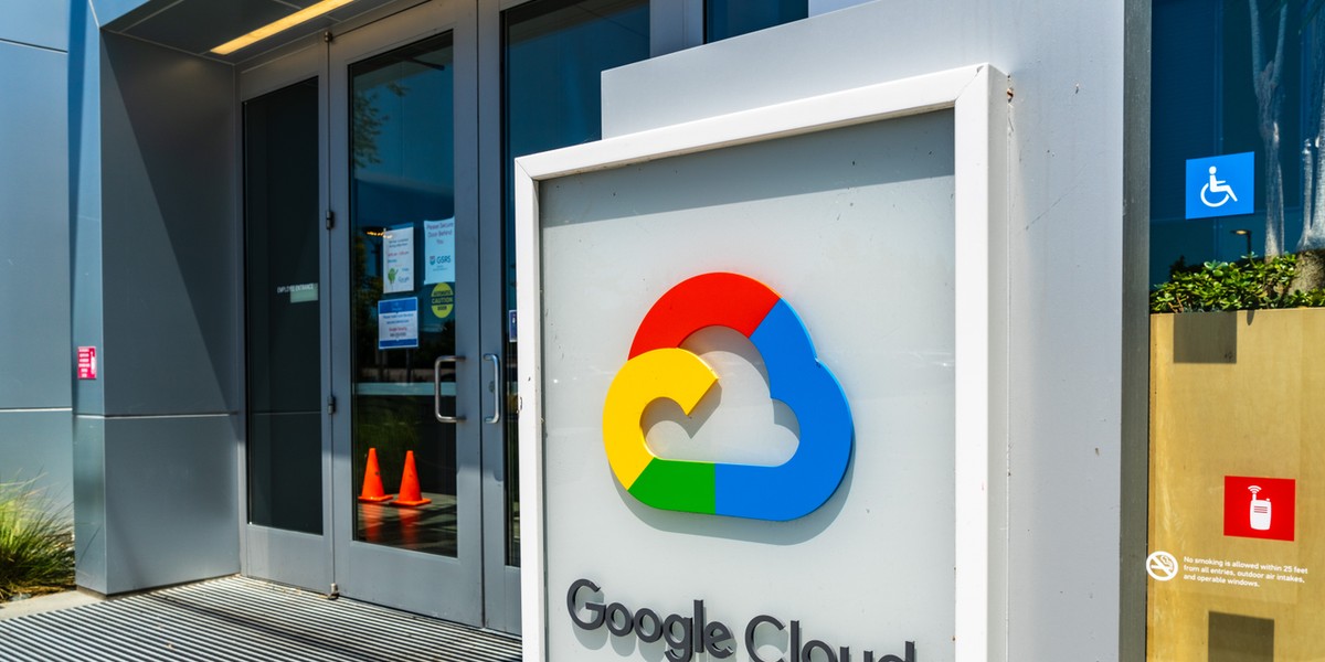 Google Cloud to platforma oferująca możliwość opracowywania, testowania i wdrażania nowoczesnych rozwiązań za pomocą narzędzi umieszczonych w chmurze.