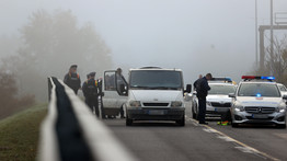 Döbbenetes részletek a hétfői autós üldözésről – Parancsba kapták az embercsempészek: „Lőjétek a rendőröket!”