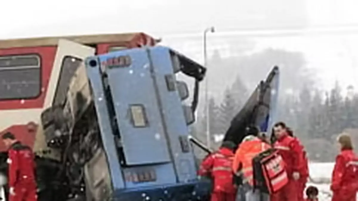 Słowacja: pociąg uderzył w autobus - zginęło 12 osób