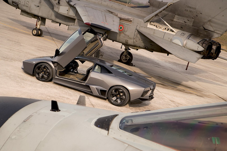 Lamborghini Reventon kontra Tornado: wyścig dla kamer telewizyjnych