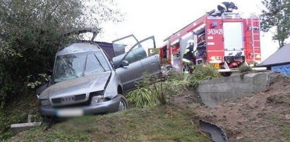 Samochód wypadł z drogi. Cztery osoby w szpitalu