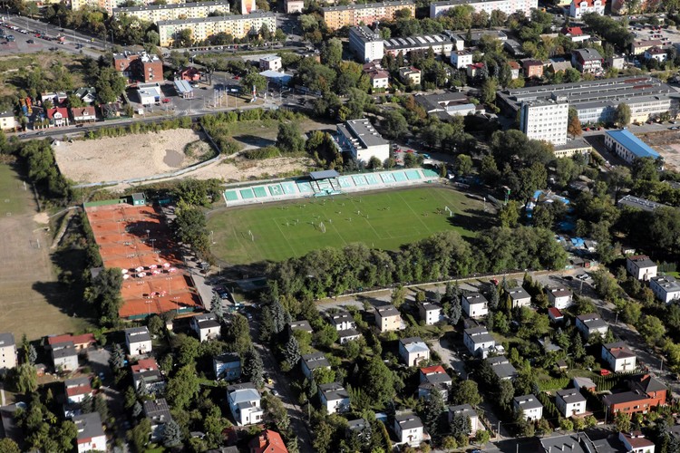 Radomianie radzą sobie z trudnościami na rynku pracy, szukając zatrudnienia gdzie indziej. Codziennie kilkanaście tysięcy osób dojeżdża do pracy w Warszawie. Obecnie podróż zajmuje 2,5 godziny, choć trasa ma tylko ok. 100 km. <a href='http://forsal.pl/artykuly/732356,modernizacja-torow-warszawa-okecie-radom-pkp-plk-krotszy-czas-przejazdu.html'>Czas przejazdu ma się skrócić do 55 minut, ale nastąpi to najwcześniej w 2020 r.</a>

Na zdjęciu: Radom z lotu ptaka. Stadion Radomiaka