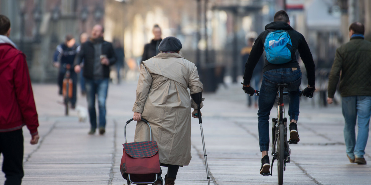GUS wydał raport o sytuacji seniorów w Polsce w 2019 r. Jak na dłoni widzimy w nim postępujące starzenie się społeczeństwa polskiego oraz coraz niższą emeryturę w relacji do zarobków w kraju.