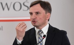 Ziobro wycofuje kontrowersyjną zmianę w art. 212. "Nie chodzi o polityków, ale zwykłych Kowalskich"