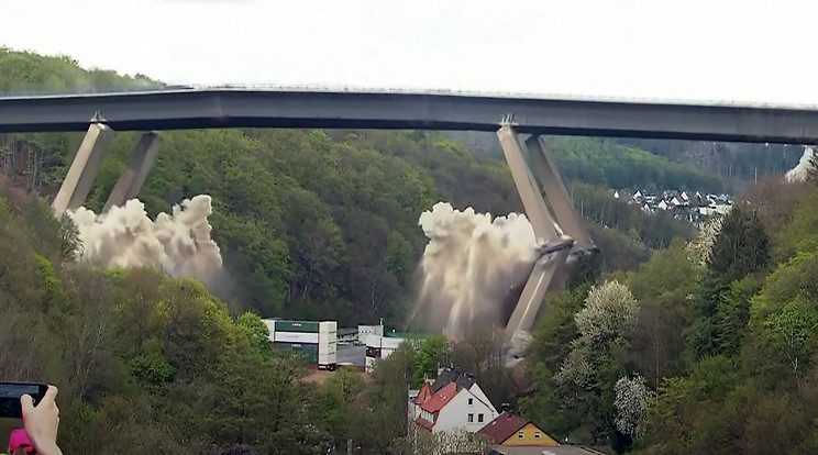 A több ezer tonnás szerkezetet felrobbantották / Fotó: euronews