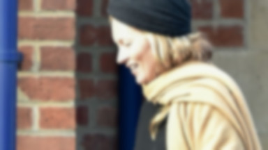 Kate Moss z reklamówką i w czapce-turbanie na głowie. Stylowo...?