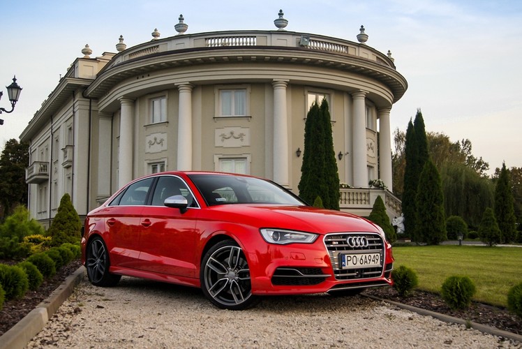 Dziękujemy właścicielowi Pałacyku w Otrębusach za pomoc przy realizacji sesji fotograficznej Audi S3 limousine