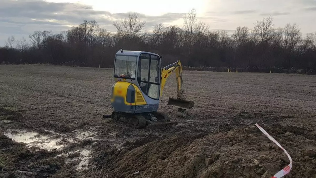 Policja odzyskała skradzioną koparkę i lawetę