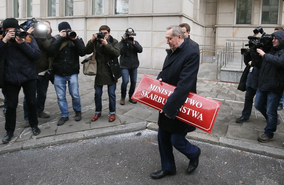 Likiwdacja Ministerstwa Skarbu Państwa. Minister Henryk Kowalczyk ze zdemontowaną z budynku tablicą.