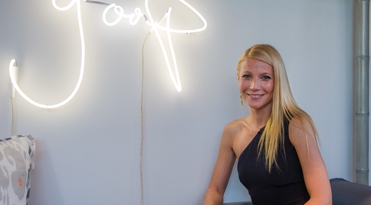 Gwyneth Paltrow szülinapja alkalmából meglepett minket egy pucér sárban fetrengő képpel