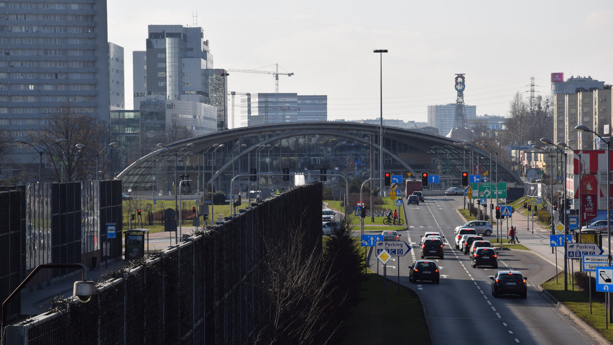 41 gmin i blisko 2,3 mln mieszkańców, znalazło się w granicach tworzonego w województwie śląskim pierwszego w Polsce związku metropolitalnego. Jego proponowany kształt przedstawił podczas dzisiejszej sesji Rady Miasta prezydent Katowic Marcin Krupa. Wkrótce we wszystkich "aspirujących" gminach odbędą się konsultacje społeczne, podczas których mieszkańcy Śląska i Zagłębia zdecydują o przystąpieniu do metropolii.