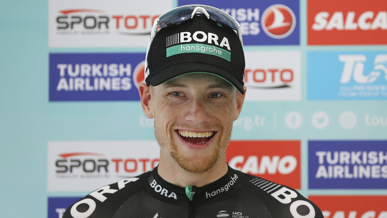Irlandczyk Sam Bennett z ekipy Bora-Hansgrohe wygrał w miejscowości Praia a Mare w Kalabrii, po finiszu z peletonu, siódmy etap wyścigu kolarskiego Giro d'Italia. Różową koszulkę lidera zachował Brytyjczyk Simon Yates (Mitchelton-Scott).