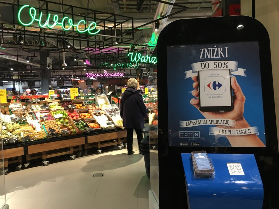 Carrefour w nowym sklepie zachęca do korzystania ze swojej aplikacji, dzięki której można np. skanować produkty.