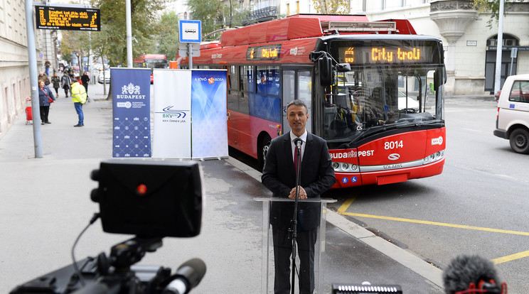 Dabóczi Kálmán, a BKK vezérigazgatója a City-troli nevű új fővárosi trolibuszjáratról tartott sajtótájékoztatón a Vértanúk terén/ Fotó: MTI/Soós Lajos