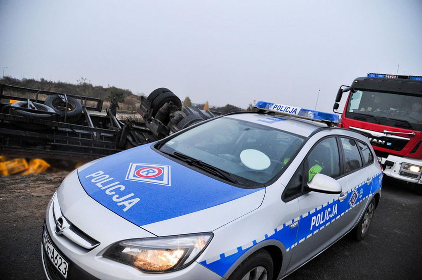 Ciężarówka wypadła z drogi i dachowała. Towar przygniótł kierowcę