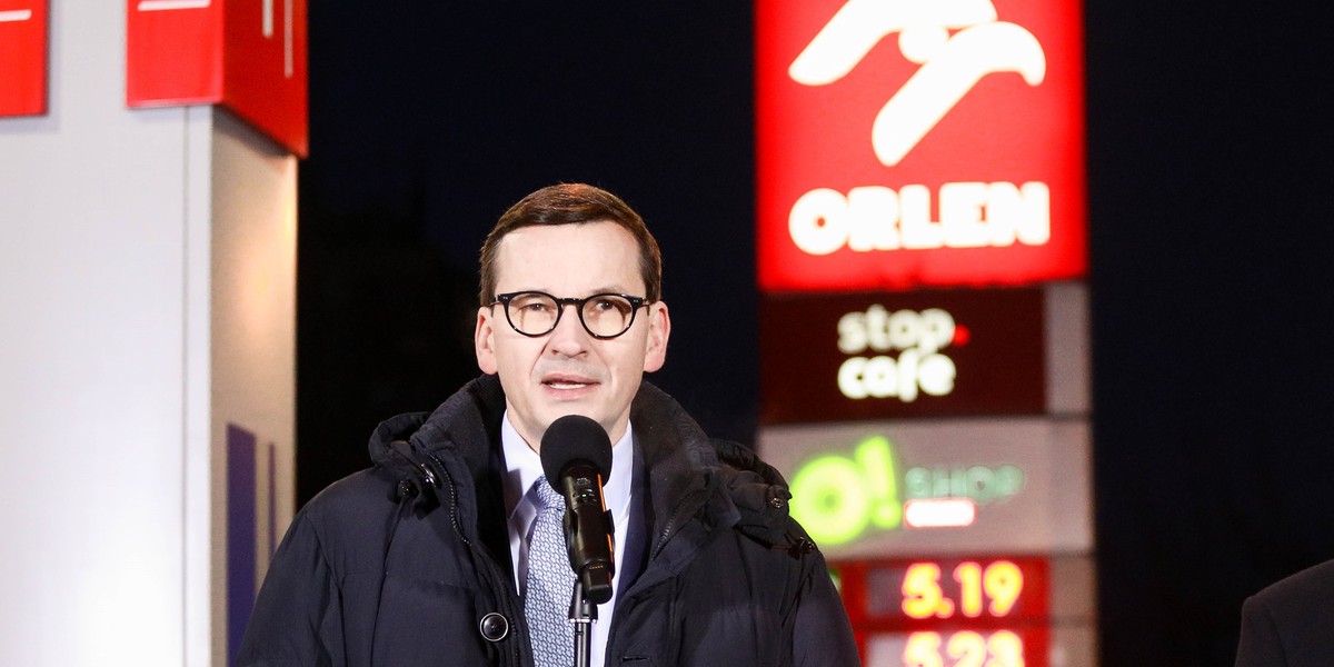 Rządowa tarcza nie wystarcza, by uchronić Polaków przed drożyzną. Ceny benzyny będą jeszcze wyższe. Co teraz zrobi premier Mateusz Morawiecki?