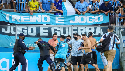 Brazíliában elegük lett a futballszurkolóknak a videóbíróból: összetörtek mindent