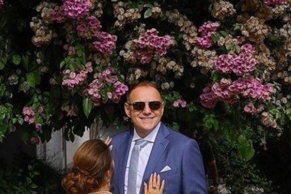 NASLEDNIK IMPERIJE POGINUO SA TRUDNOM ŽENOM! Tela nađena u olupini aviona: Usvojili ga kao bebu, imao je milione, a završio kao vozač kamiona