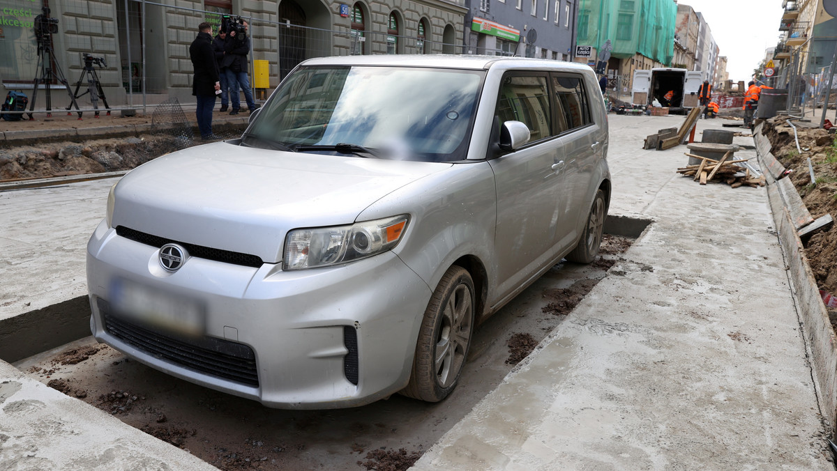 Łódź. Słynne zabetonowane auto zniknęło z remontowanej ulicy w Łodzi