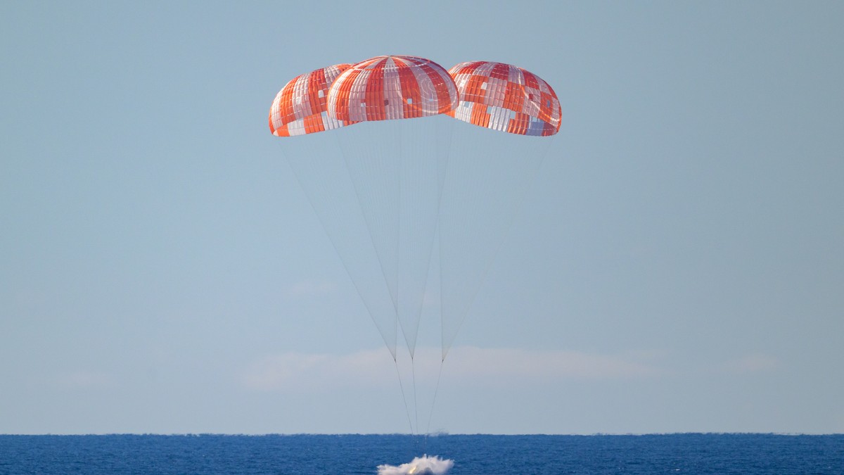 Sletanje tima "Artemis II" padobranom u Tihi okean