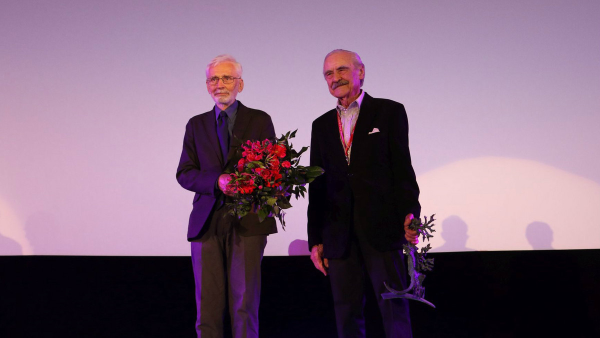 Każdego roku, trzeci dzień Krakowskiego Festiwalu Filmowego kończy ceremonia wręczenia najważniejszej festiwalowej nagrody - Smoka Smoków, przyznawanej za wyjątkowy wkład w rozwój światowej kinematografii. Tym razem Rada Programowa Krakowskiej Fundacji Filmowej postanowiła uczcić jubileusz 70-lecia polskiej animacji bezprecedensowym uhonorowaniem dwóch wybitnych weteranów tego gatunku, Witolda Giersza i Daniela Szczechury.