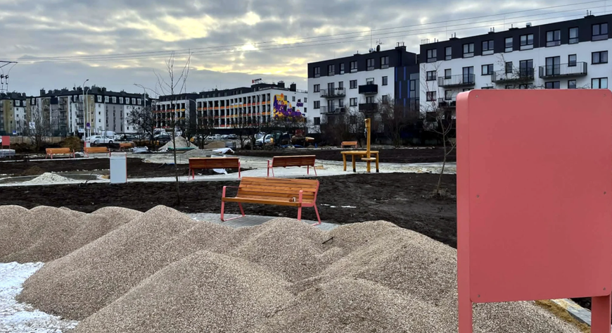 Nawieziono już też ziemię pod trawniki i klomby oraz kruszywo, by stworzyć nawierzchnię ścieżek.