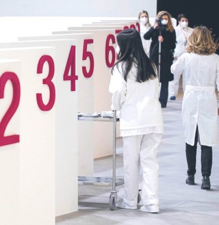 Kolejne kraje podają trzecią dawkę. Wiążą się z tym koszty. Dosłownie