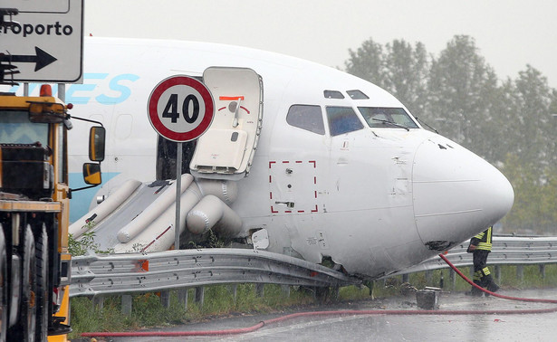 Boeing zatrzymał się dopiero na obwodnicy. Nietypowy wypadek we Włoszech [ZDJĘCIA]