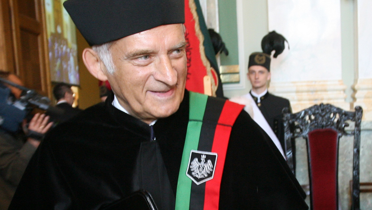 Przewodniczący Parlamentu Europejskiego Jerzy Buzek otrzymał w piątek tytuł doktora honoris causa Akademii Górniczo-Hutniczej w Krakowie. Uroczystość wręczenia dyplomu odbyła się podczas posiedzenia senatu AGH.