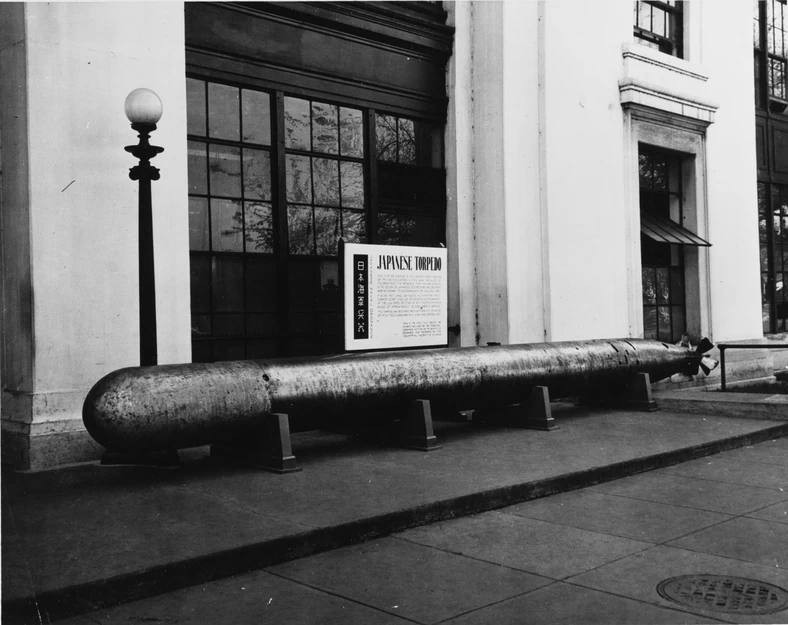 Typ 93 "Długa Włócznia" na wystawie przed siedzibą Marynarki Wojennej Stanów Zjednoczonych w Waszyngtonie podczas II wojny światowej.