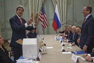 Kerry z dwoma ziemniakami z Idaho. fot. REUTERS.