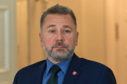 Prezydent Konina miał wypadek. Jego citroen zderzył się z motorowerem i dachował