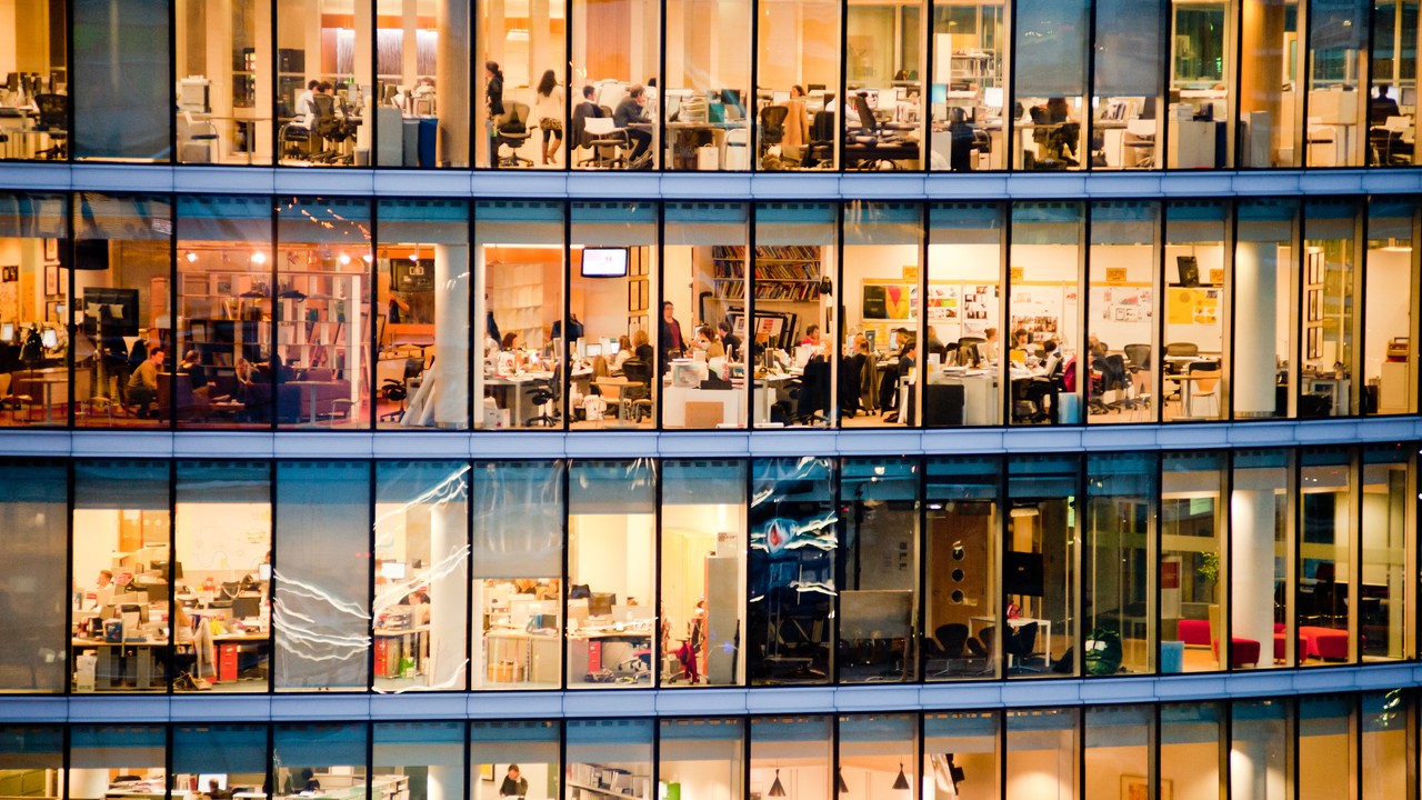 "Sztuczna inteligencja może wyeliminować połowę wszystkich stanowisk w biurach w ciągu pięciu lat". Przynajmniej w jednej grupie