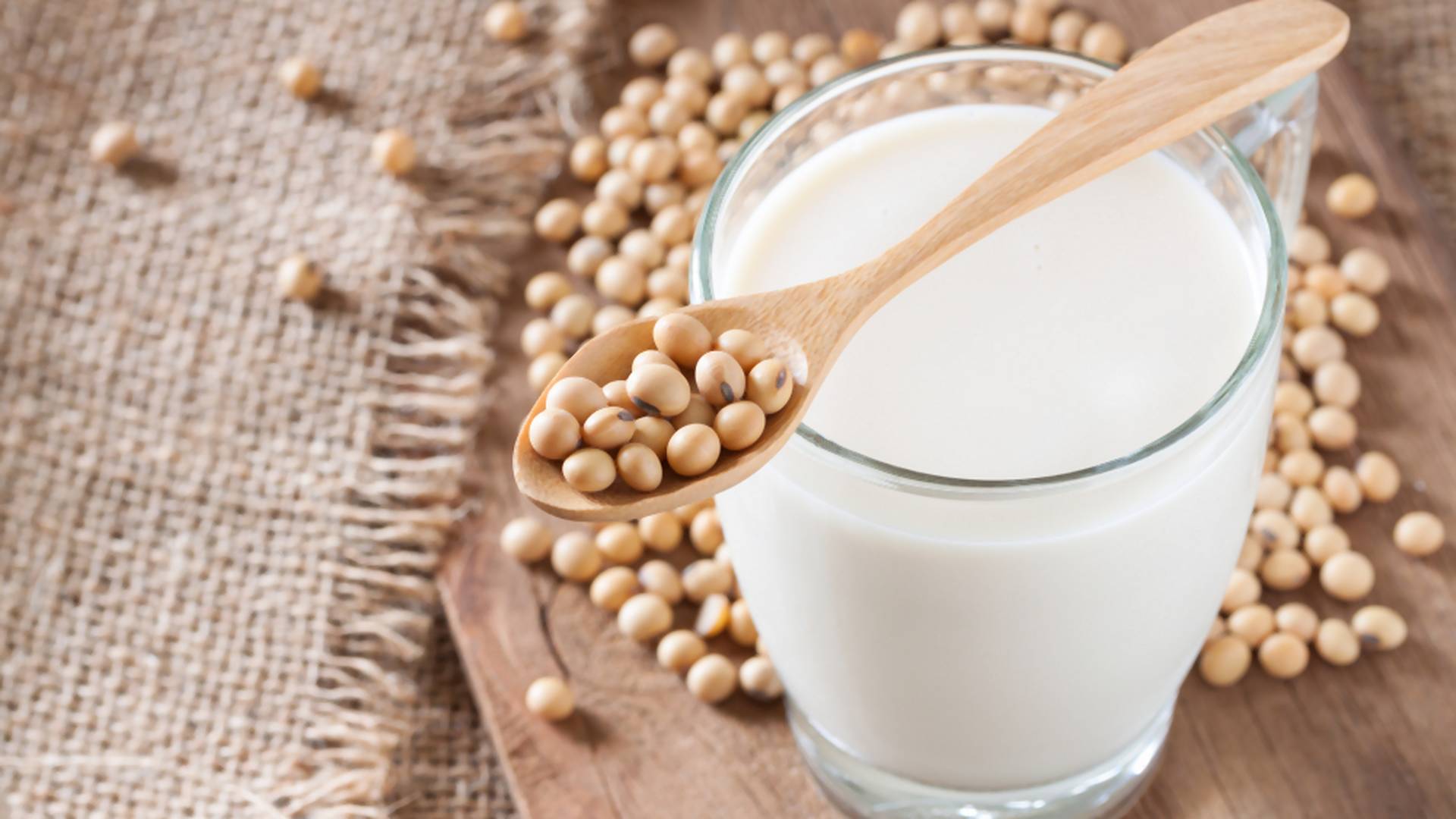 Mleko sojowe "uratowane". UE rezygnuje z cenzury roślinnych zamienników nabiału